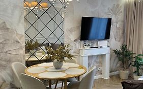 Family&Business Sauna Apartments Plac Wolności CENTRUM Downtow, - Piękny Apartament - 5 Bedroom with Private Sauna, Bath with Hydromassage, Parking, Catering Options